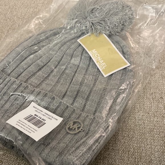 Michael Kors Knit Pom Hat, One Size - Great Gift 🎁 - Picture 2 of 4